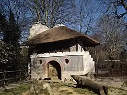 La fausse ruine romantique, dont l'enclos est occupé par les chèvres du Sénégal.