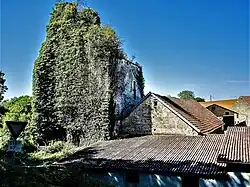 Ruine du clocher de l'abbatiale d'Aumonières.