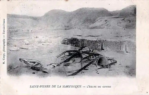 Soubassement et une cloche de l'église Saint-Étienne-du-Centre ruinée.
