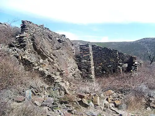 Les ruines de Falguerosa, à deux kilomètres au nord-ouest du village de Conat. Le bâtiment a été construit avec des pierres locales, en utilisant un affleurement de schiste cambro-ordovicien comme contrefort.