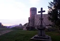 La façade et le donjon du Château d'Urfé
