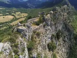Ruines du château médiéval et chapelle Saint-Pierre.