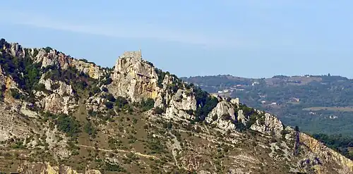 Vue sur la colline et la façade du château de Crussol (Ardèche) depuis le Champ de Mars.