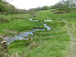 À Blaudeix, le ruisseau de l'Étang de Clavérolles reçoit sur sa droite un affluent qui marquait antérieurement la limite avec Parsac-Rimondeix.