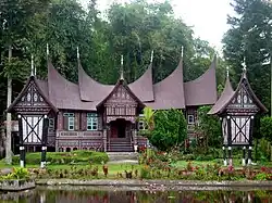 Une rumah gadang&nbsp;(en), maison traditionnelle des Minangkabau.