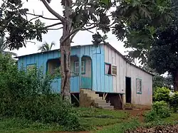 Maison en bois sur pilotis.