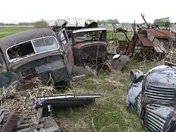 Épaves de voitures à l'extérieur du musée.