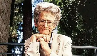 Photo en couleurs d'une dame âgée, à cheveux blancs et lunnettes.