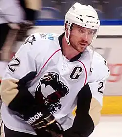 Photographie de Ryan Craig avec le maillot blanc des Penguins