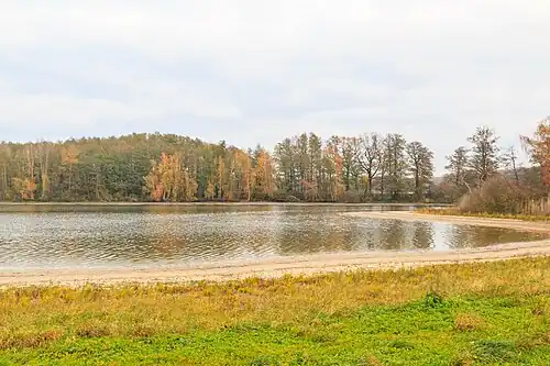 Étang Rozhrna à Neratov.
