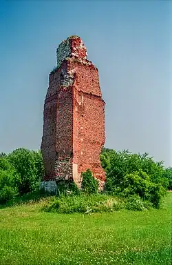 Tour en ruines du château.