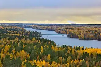 Le lac Särkijärvi vu du château d'eau d' Hervanta.