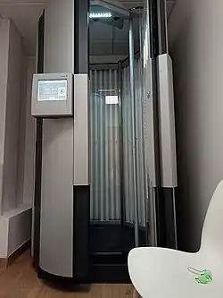 Machine haute avec des barres de lumière. Au premier plan, des lunettes de protection pour les yeux.