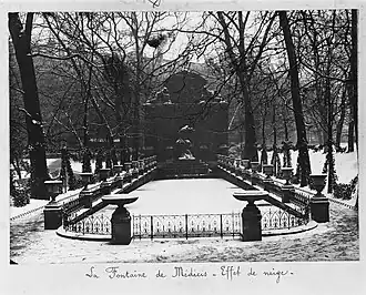 Sous la neige, dans les années 1900.