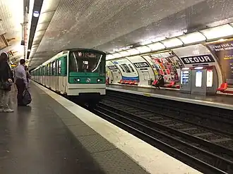 Vue des quais avec l'entrée d'une rame MF 67 en direction de Gare d'Austerlitz.