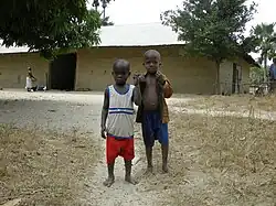 Enfants du village parlant le bandial