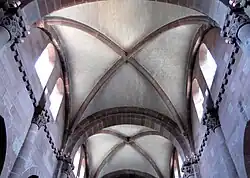 Voûtes et croisées en plein cintre de la nef.