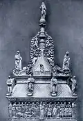 Fig. 24. Ensemble de la cimaise sur le sarcophage.