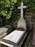 Pierre tombale d'Yves du Manoir, cimetière du Père-Lachaise (19e&nbsp;division).
