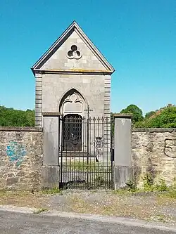 La chapelle en face de l'église.