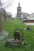 L'église et le puits.