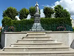 L'imposant monument aux morts.