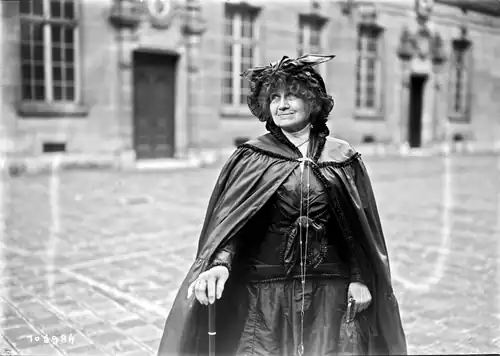 Séverine photographiée à l'occasion du 24e congrès universel de la paix, dans la cour d'honneur de la Sorbonne, le 2 septembre 1925.