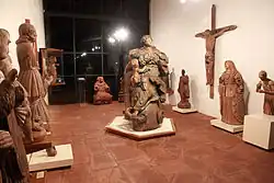 Photographie en couleur des sculptures religieuses.