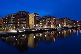 Bâtiments le long du canal.