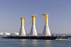 Transport par barge de fondations gravitaires sur lesquelles reposeront les éolienne du parc éolien en mer de Fécamp. Chaque fondation pèse environ 5 000 t pour un diamètre de 31 m à la base et une hauteur comprise entre 48 et 54 m.