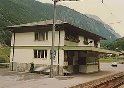 Le bâtiment voyageurs de la gare de Bovernier en 1991.