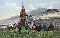 Photographie colorisée d'une femme en tenue de cérémonie à cheval.