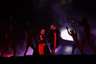 Scarlet interprétant Circus X.