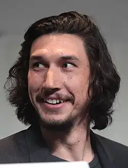 Homme blanc aux cheveux bruns et aux yeux clairs.