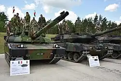 Un Leclerc SXXI français et un Leopard 2A6 du Régiment Skaraborg en démonstration statique lors de la cérémonie d'ouverture de la compétition Strong Europe Tank Challenge, à Grafenwöhr, en juin 2018.