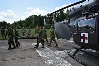 S’entraînant à l'évacuation sanitaire.