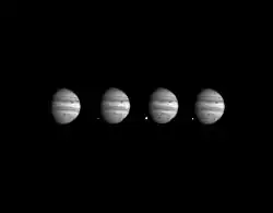 Ensemble d'images en noir et blanc de Jupiter montrant l'évolution d'un impact.