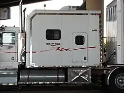 Un compartiment-couchette surmonté d'un climatiseur et d'un déflecteur aérodynamique, sur un tracteur routier (Los Angeles 2007)