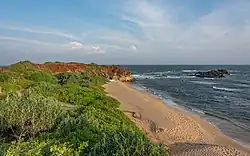 Une plage, une dune, quelques rochers.