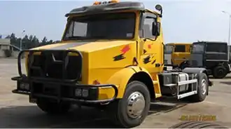 Un tracteur SNVI motorisé par un 8-cylindres de 256&nbsp;ch (Algérie).