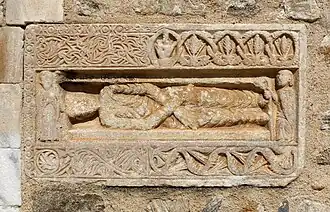 Pierre tombale à droite du portail.