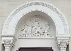 Le dessus de la porte de l'église, tympan sculpté.