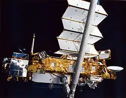 Déploiement du satellite UARS à l'aide du Canadarm de la navette spatiale américaine.