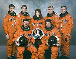 Devant : Terence Henricks et Kevin Kregel Derrière : Jean-Jacques Favier, Richard Linnehan, Susan Helms, Charles Brady et Robert Thirsk