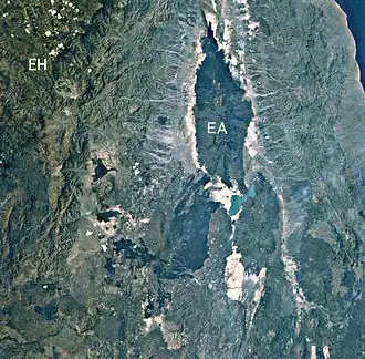 Image satellite légendée du nord de la dépression de l'Afar avec au centre (EA) le système volcanique comprenant l'Erta Ale.