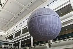 Décor d'une station spatiale ronde sur un fond noir.