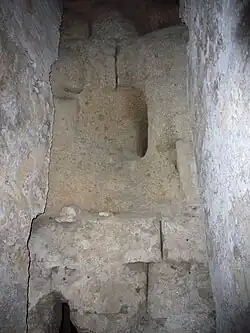 Photographie en couleurs de grands blocs d'agglomérat volcanique.