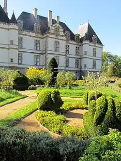 Sculptures sur buis dans les jardins à la française.