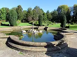 Petit bassin dans les jardins à la française.
