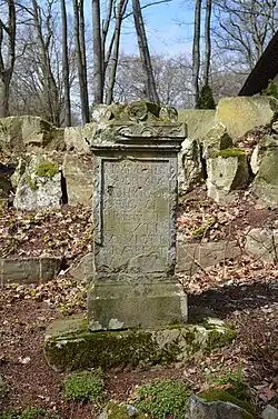 Stèle devant le mithraeum.